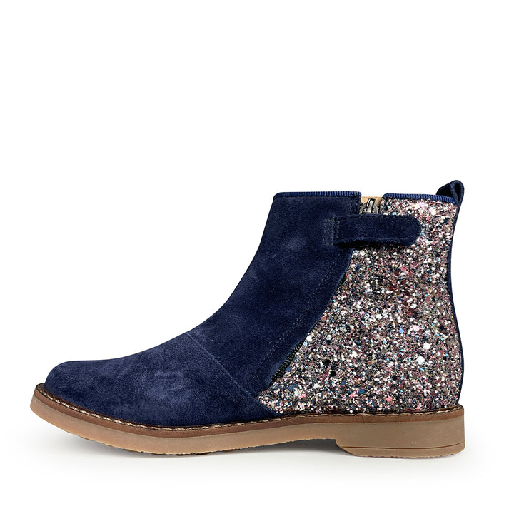Blauw suède kinderlaarsje van Pom d'Api met glitterachterkant en zijrits, zijaanzicht.

