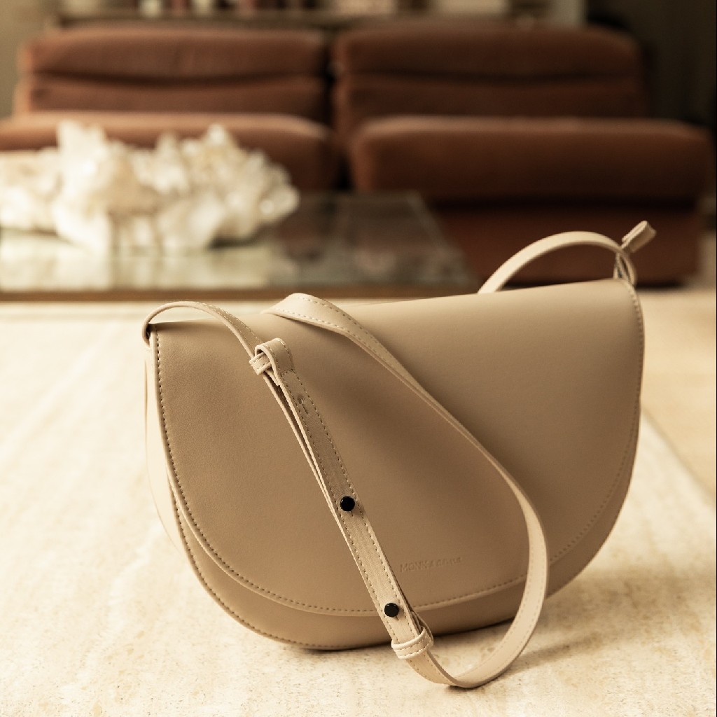 Monk & Anna - Soma half moon bag sand