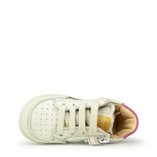 Ocra sneaker Witte presneaker met roze accent