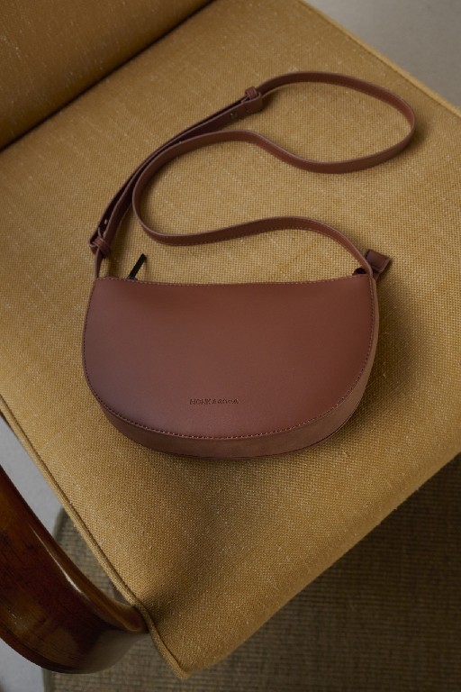 Monk & Anna bags Farou half moon bag carnelian