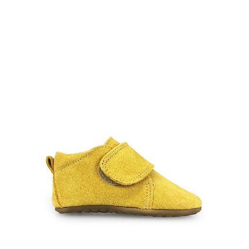 Kinderschoen online Pompom pantoffels Lederen pantoffel met velcro in suede mosterd